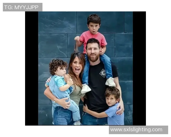 足球明星与妻子甜蜜瞬间对比展现爱情与生活的美好画面